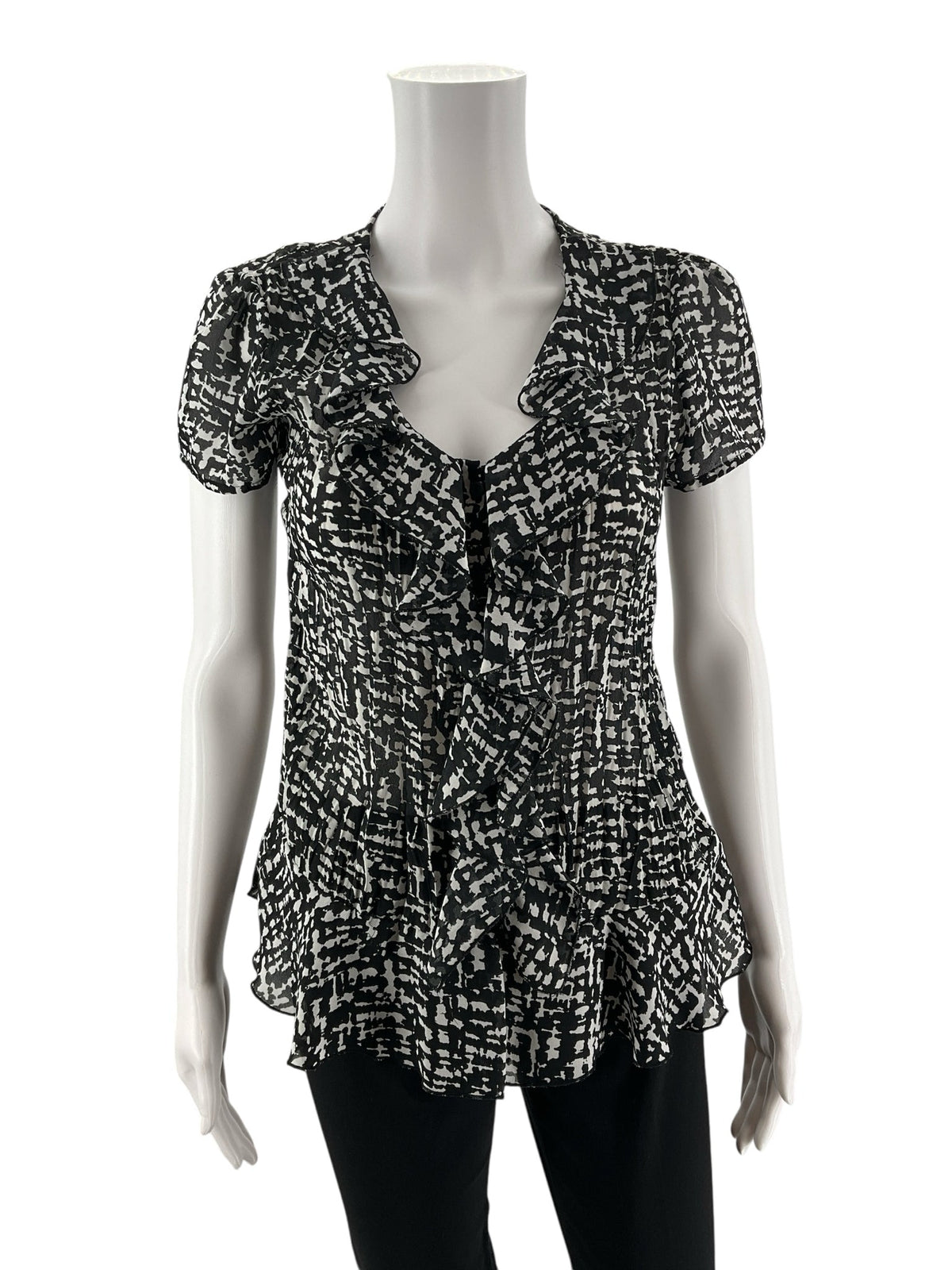 East 5th Black/White Print Pre-Owned Ladies Top - Size Small Petite