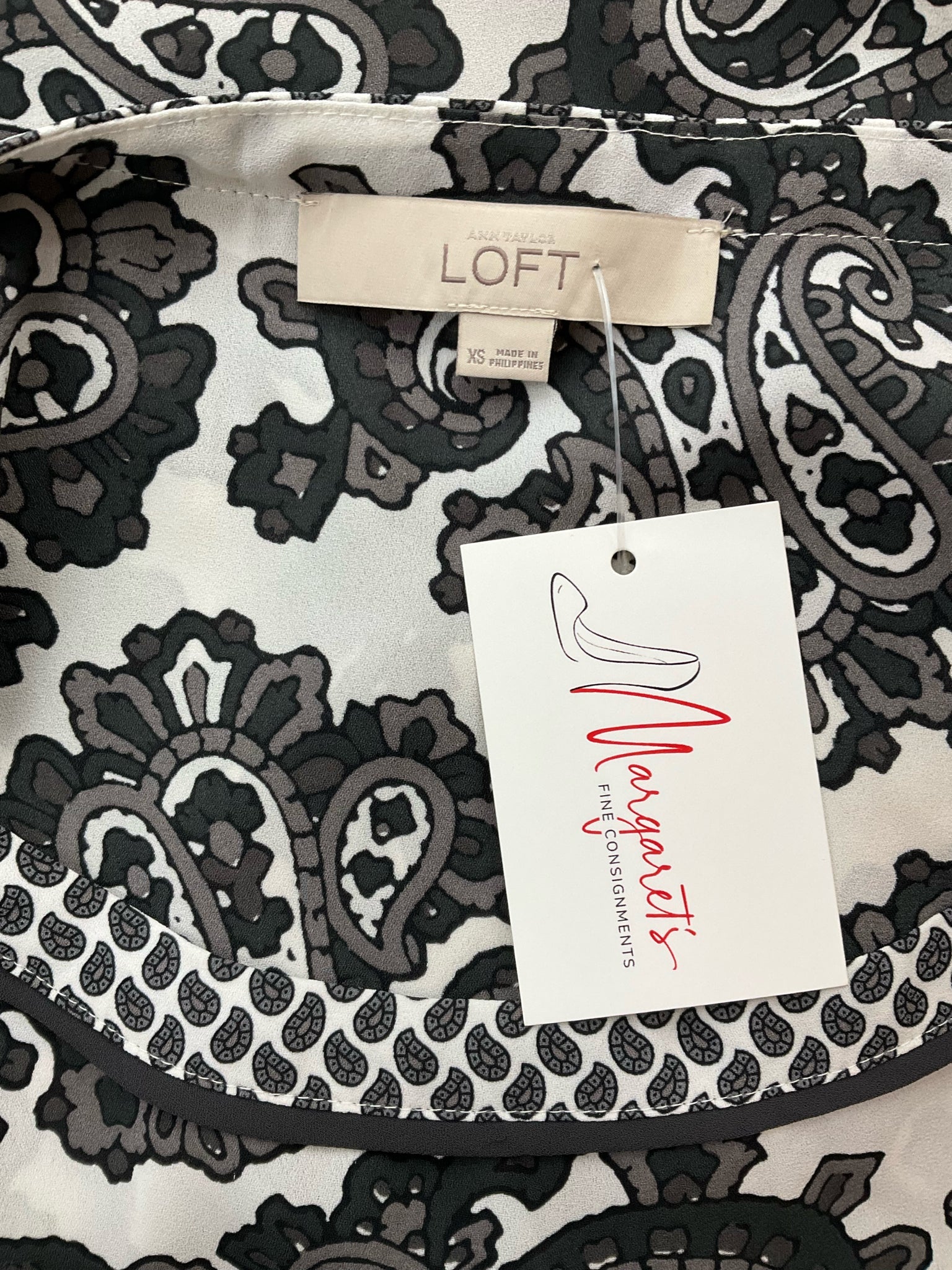 Ann Taylor Loft pre-owned ladies' blouse in black, white, and gray paisley, featuring long sleeves and a scoop neck.