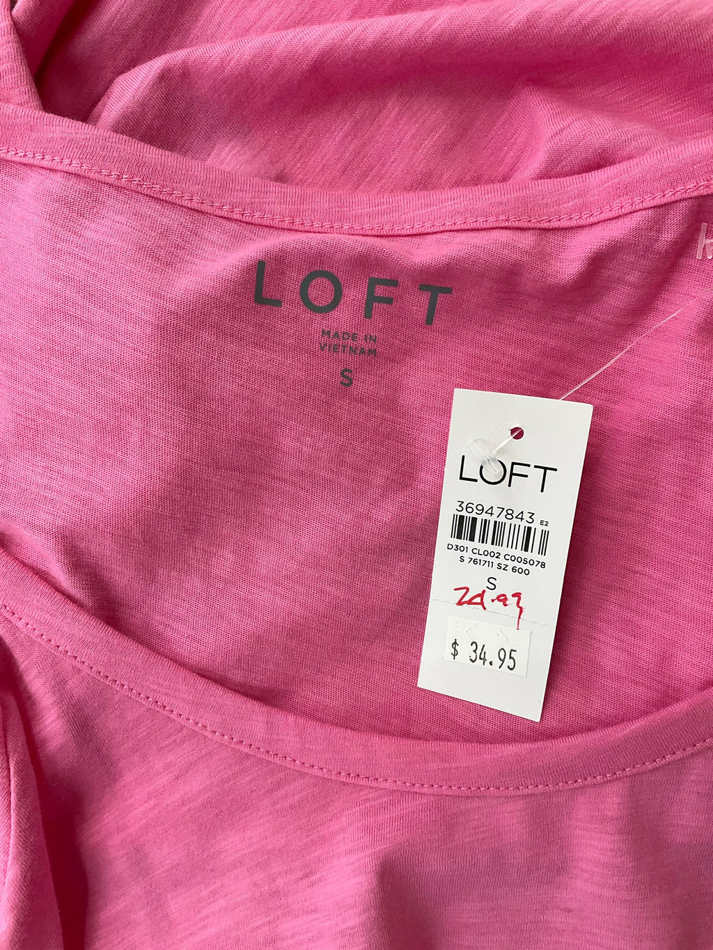 Loft pink solid pre-owned ladies t-shirt in size small, featuring a casual and comfortable design.