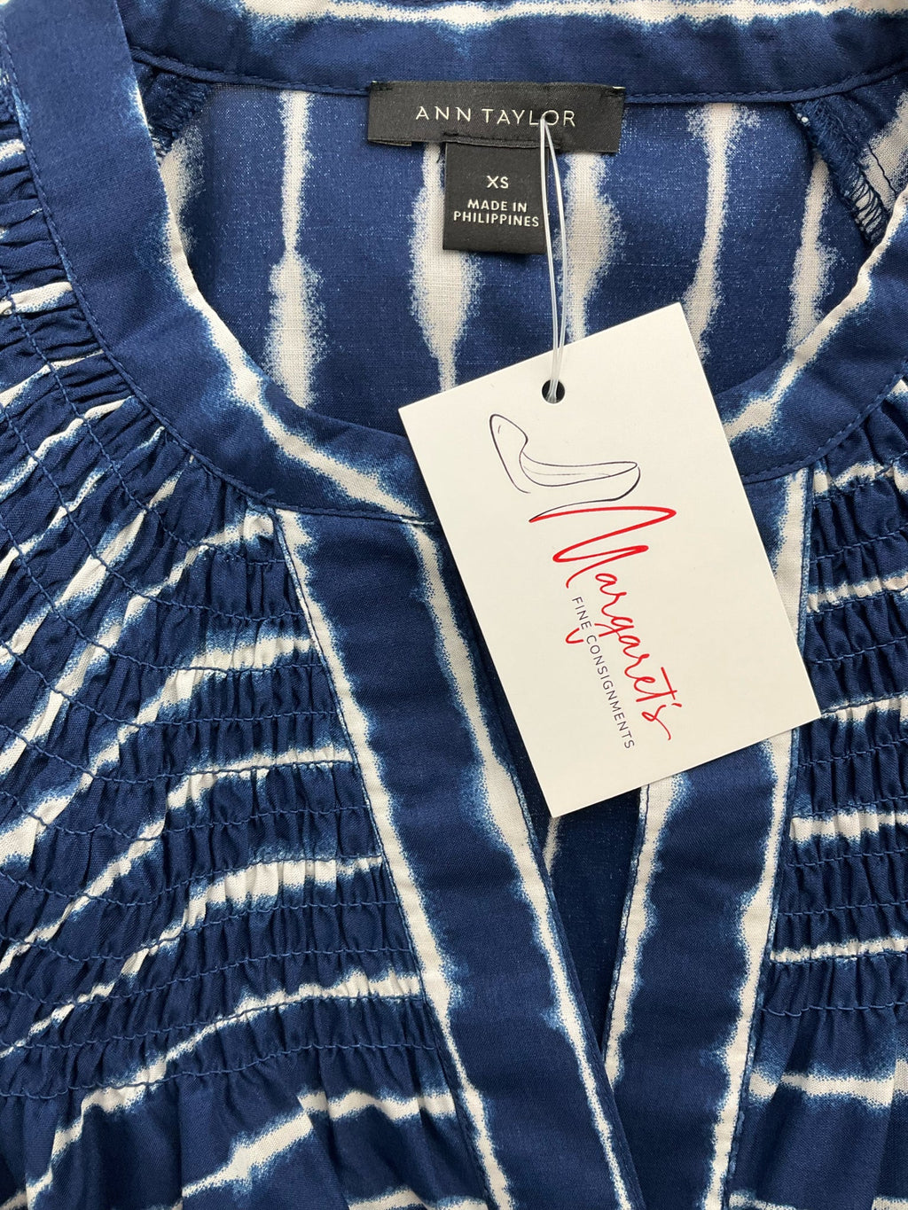 Ann Taylor navy and white print pre-owned ladies top, size XS, featuring a relaxed fit and split neck design.