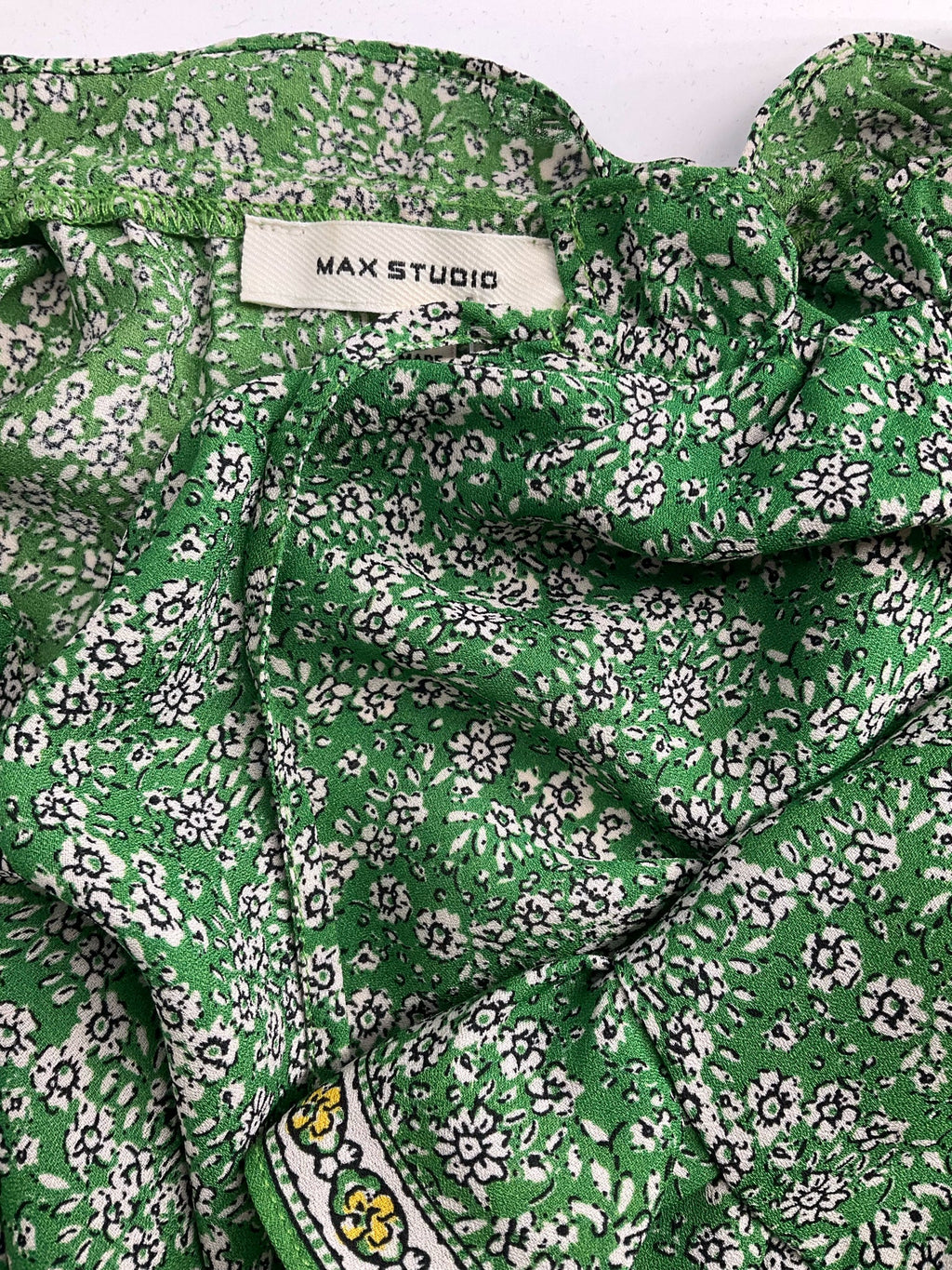 Max Studio - green/white/black Floral Pre-Owned Casual Top - Size Small