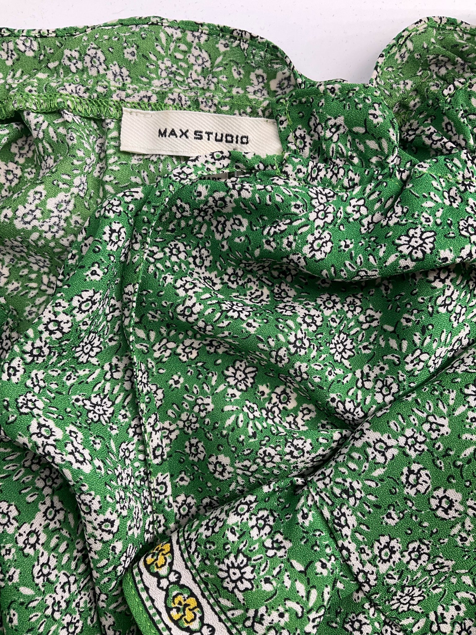 Max Studio - green/white/black Floral Pre-Owned Casual Top - Size Small