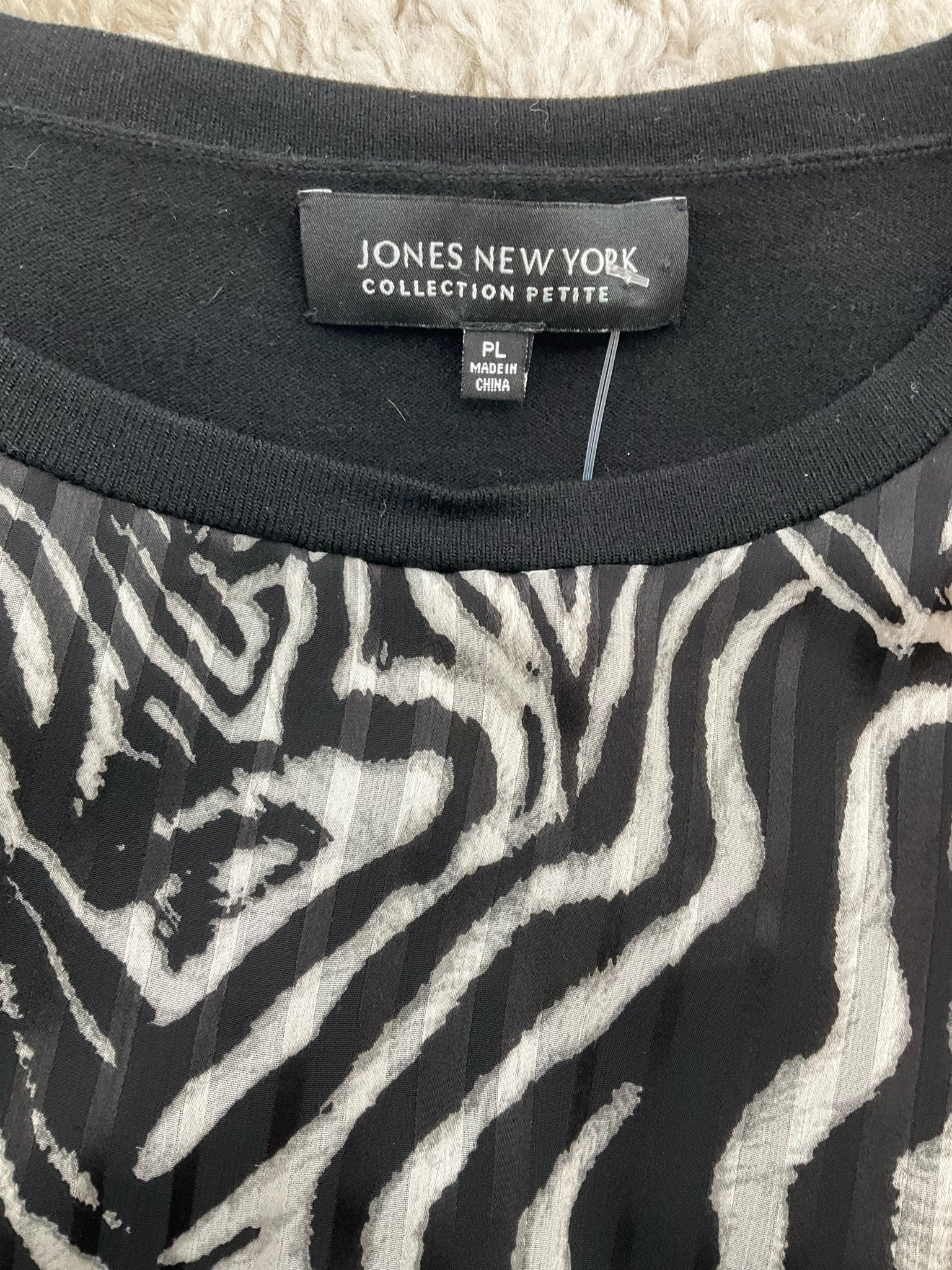 Jones New York Gray/Black Animal Ladies Pre-Owned Top -  Size Large Petite