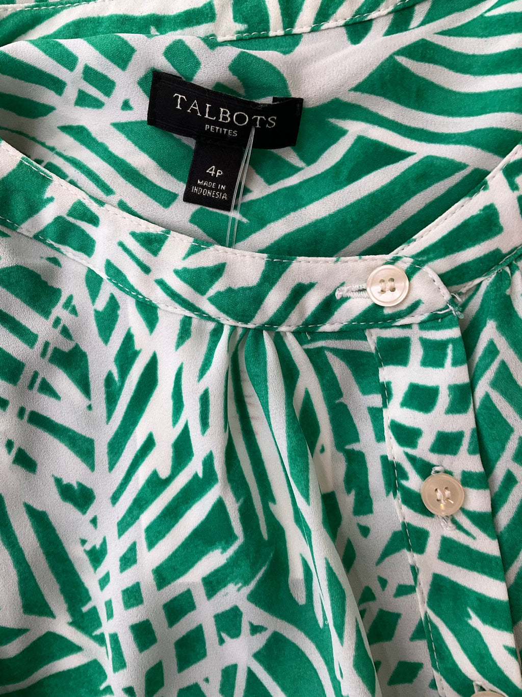 Talbots Green/White Print Pre-Owned Ladies Top - Size 4 Petite
