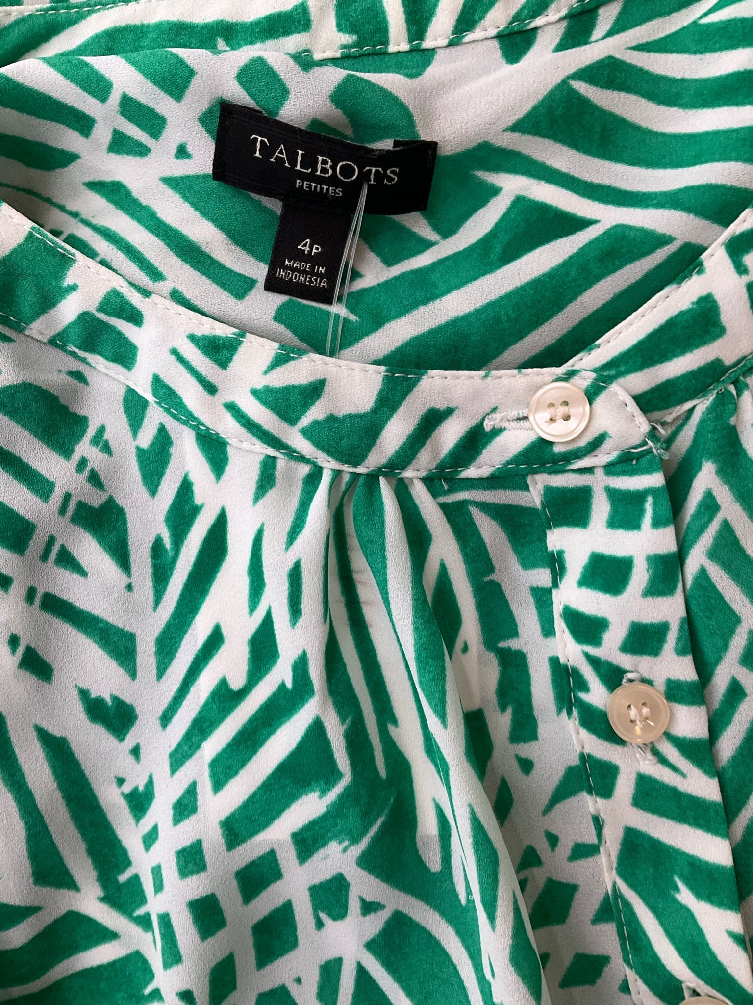 Talbots Green/White Print Pre-Owned Ladies Top - Size 4 Petite