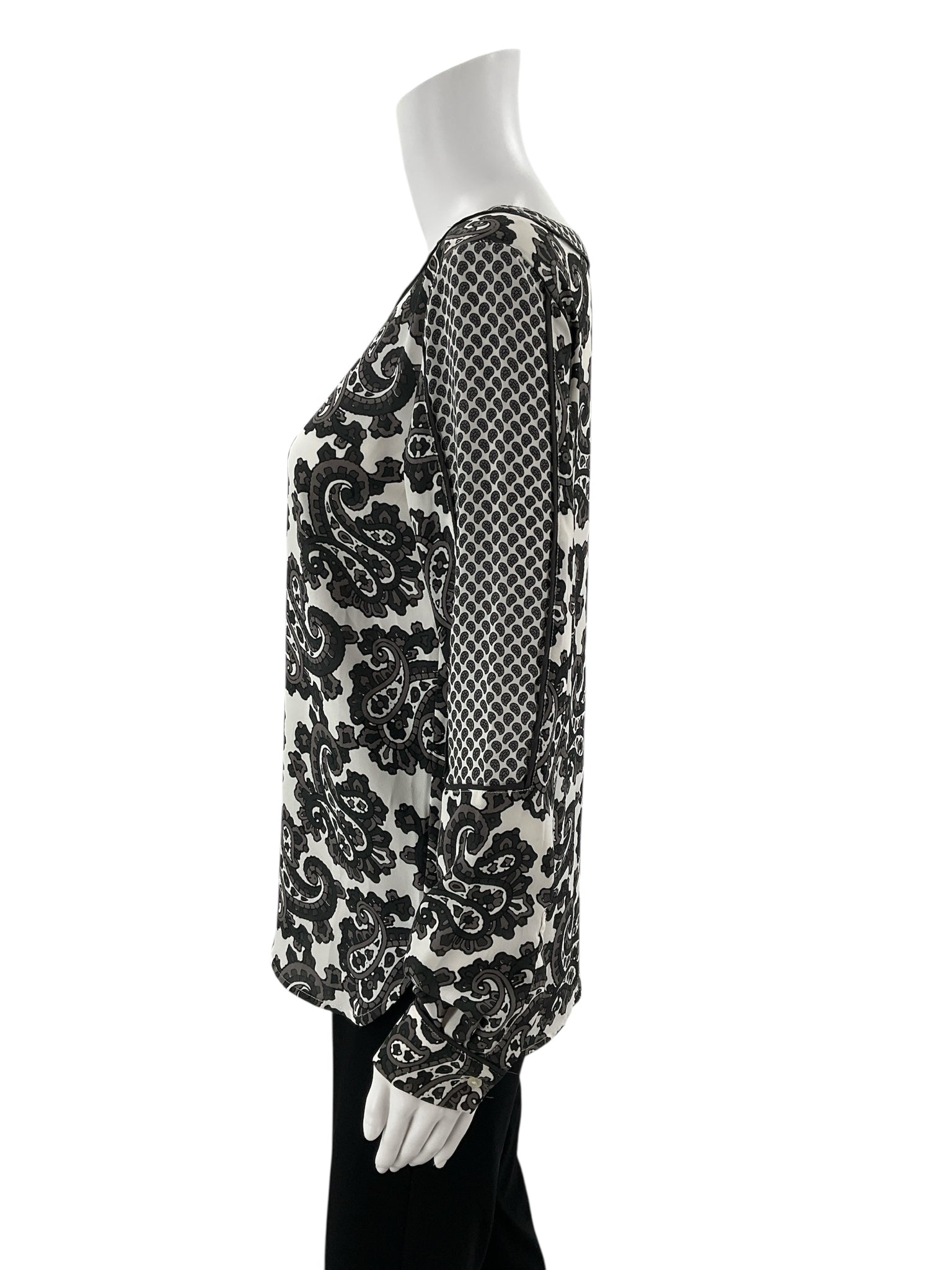 Ann Taylor Loft pre-owned paisley blouse in black, white, and gray, size XS, featuring long sleeves and scoop neck.