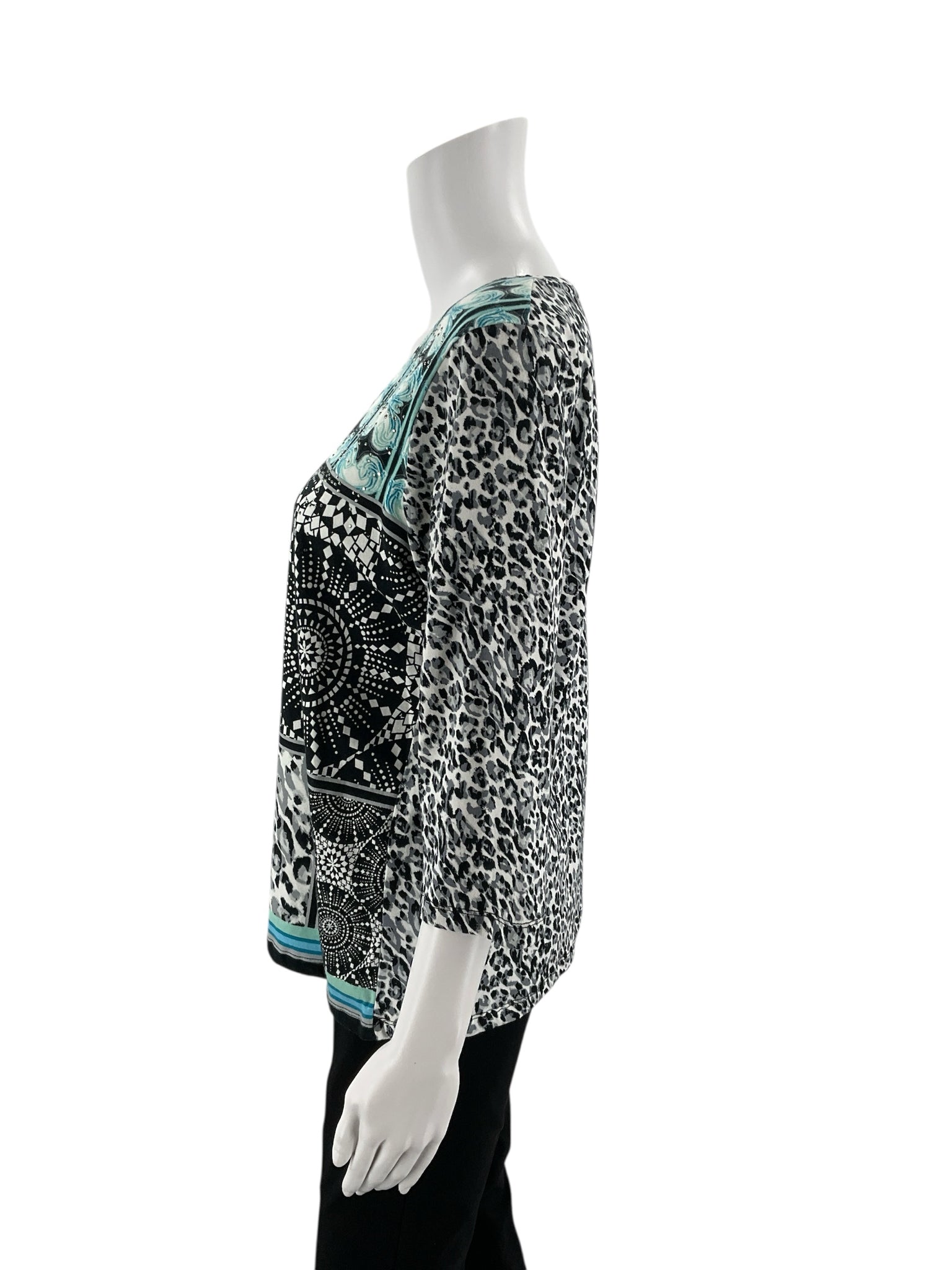 Spartelle white, black, and aqua print pre-owned ladies top, size large petite, featuring an artsy and embellished design.